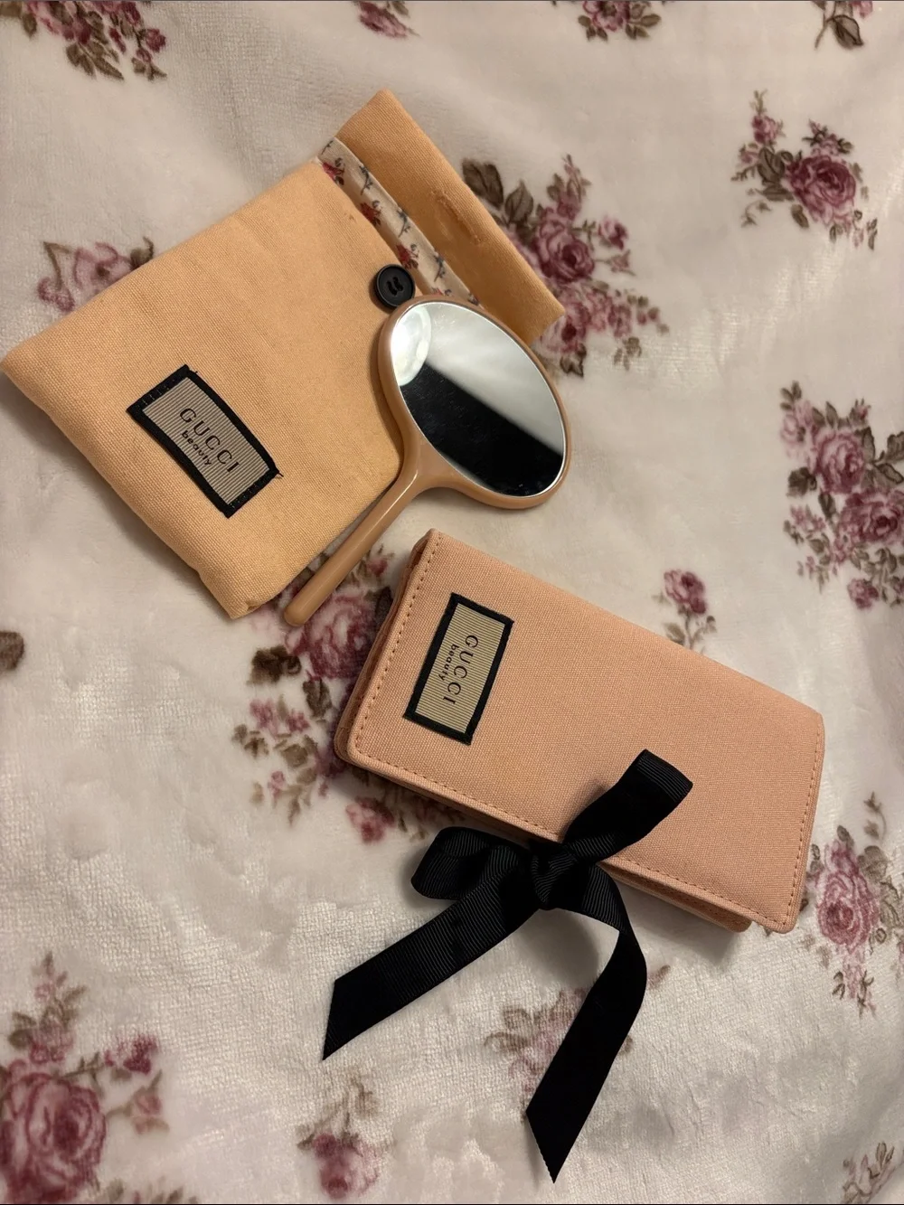 GUCCI Peach Travel Makeup Brush Set with Compact Mirror